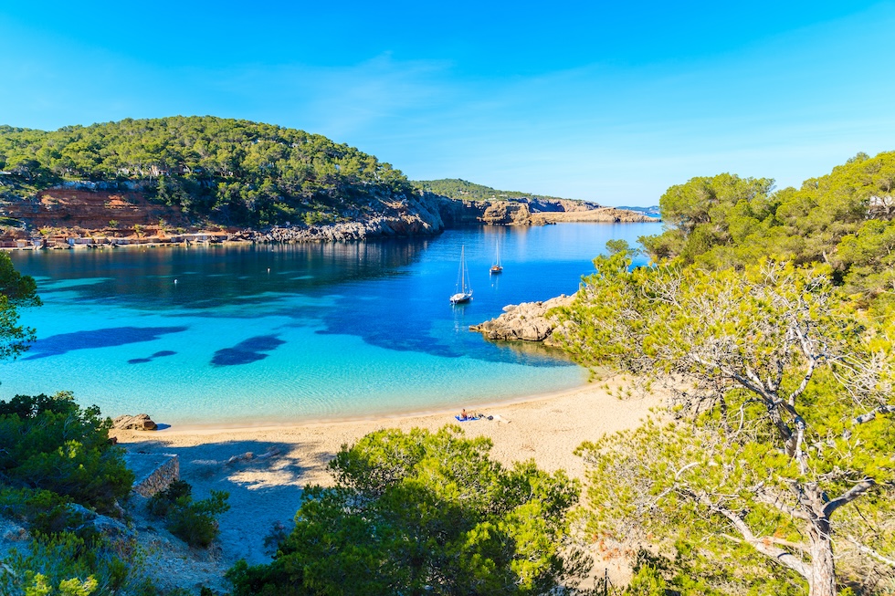 Cala Salada er en av mange vakre badebukter på Ibiza