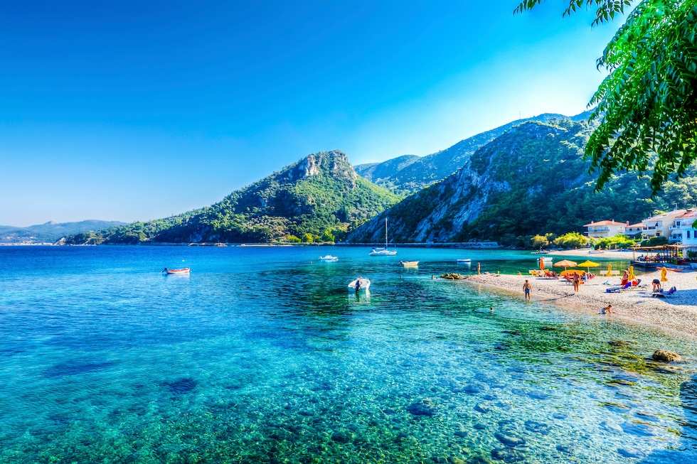 Samos har flere hyggelige byer og vakre strender med fristende, klart badevann.