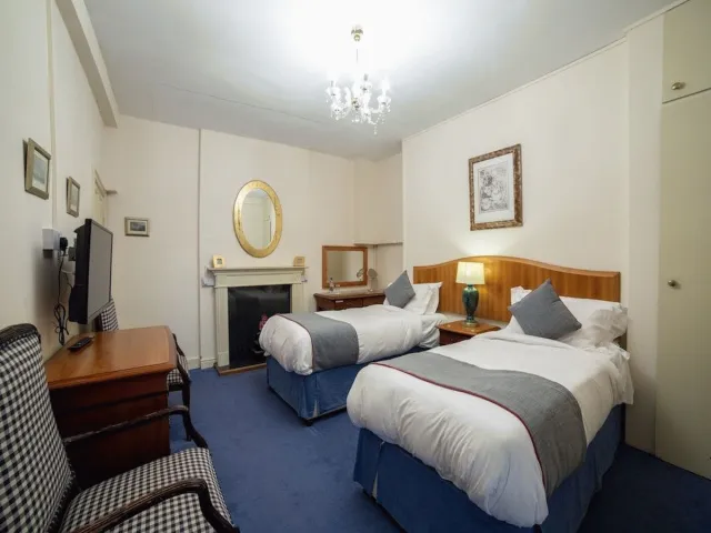 Billede av hotellet Bailbrook Lodge by OYO Rooms - nummer 1 af 10