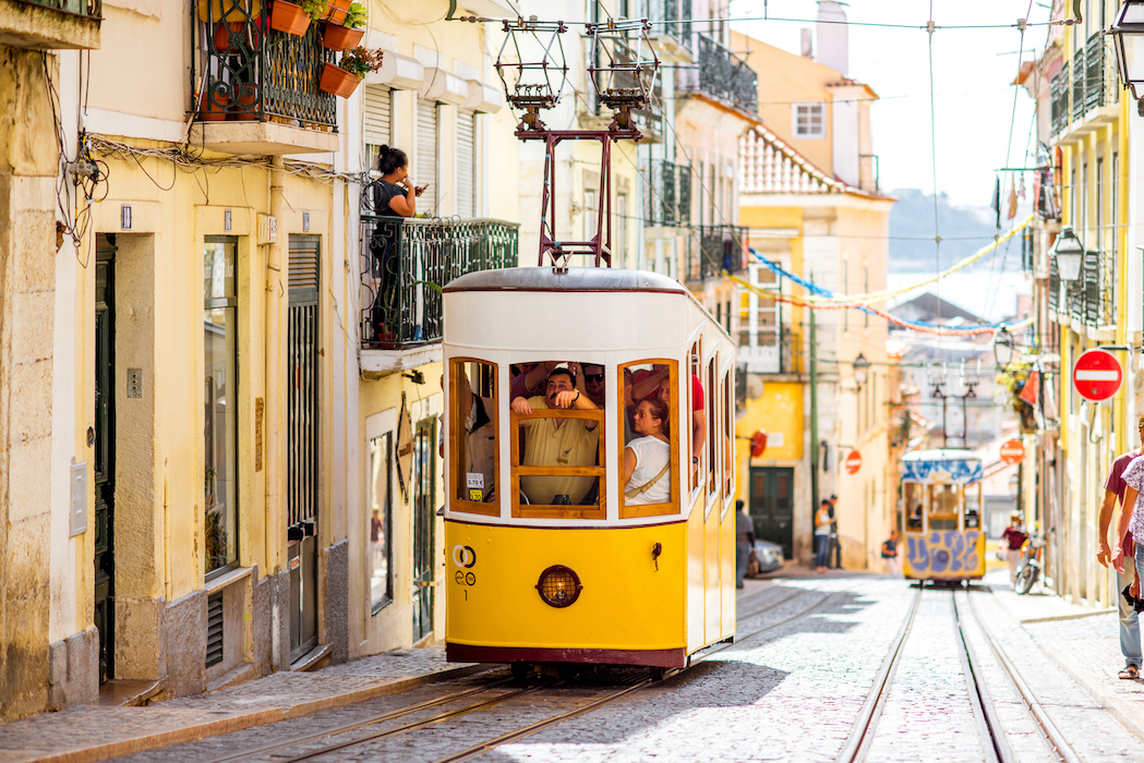Fargerike Lisboa. Den gule trikken er godt synlig i bybildet.