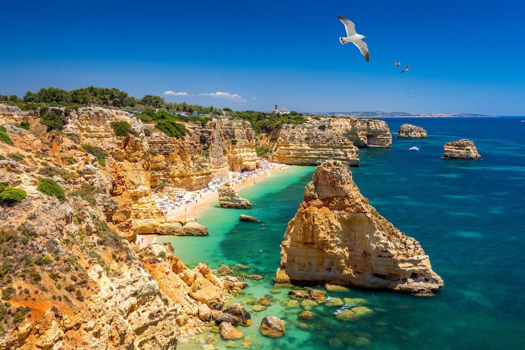 Praia da Marinha er en av mange vakre strender på Algarvekysten