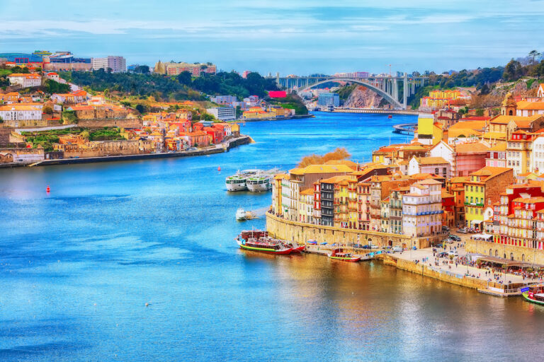 Vakre Porto ligger både ved elven Douro og ved havet. Gamlebyen Ribeira er et populært møtested.