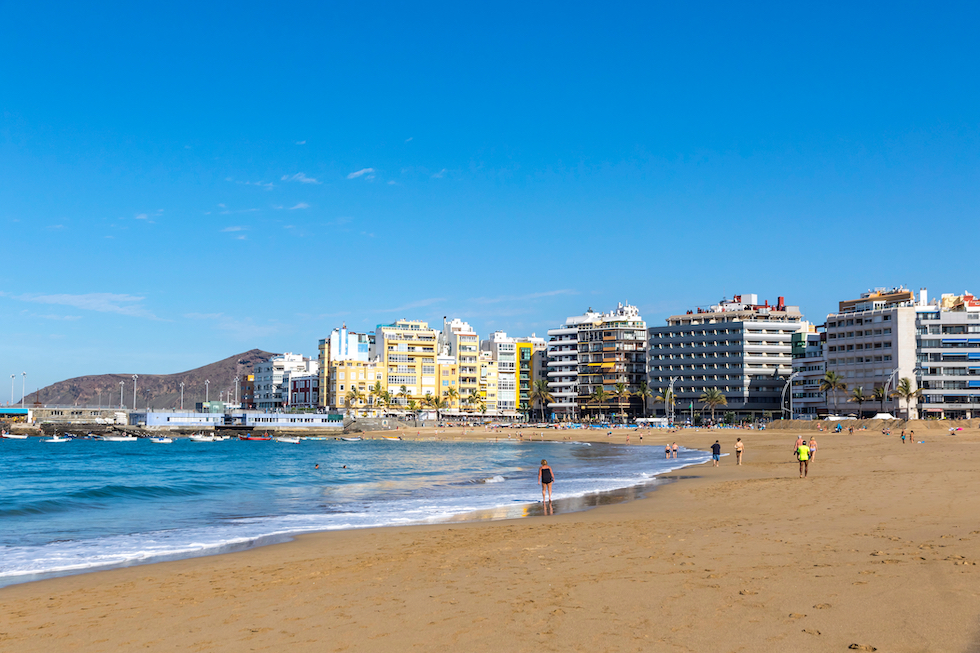 Las Canteras stranden ligger midt i Las Palmas by på Gran Canaria