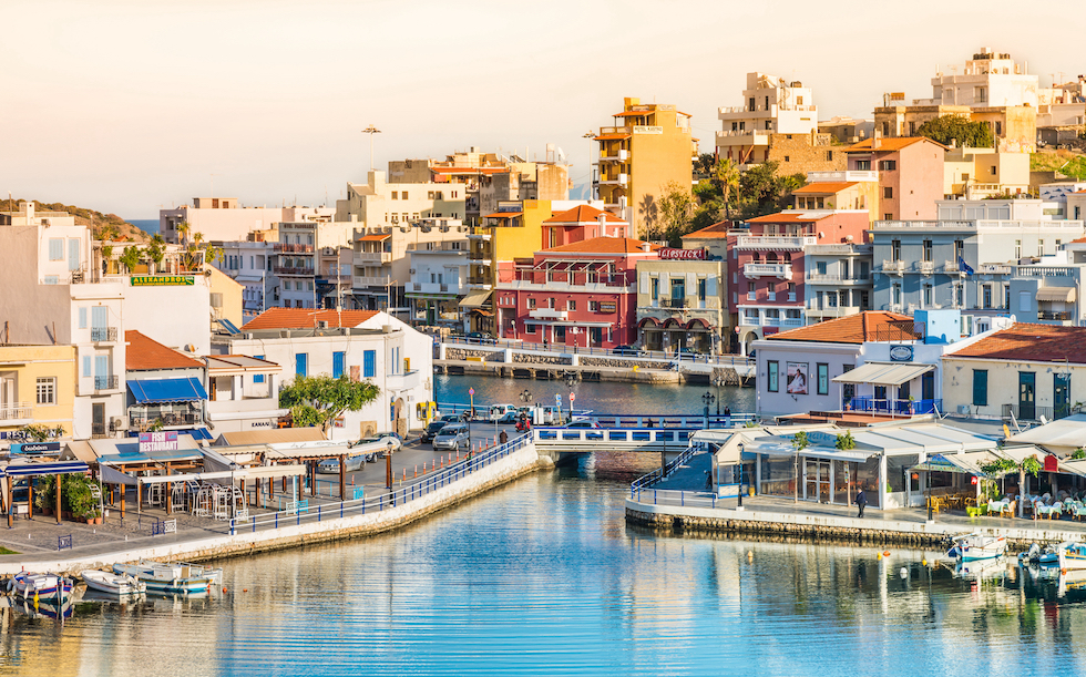 Småbyliv med vakker havn og fine strender i Agios Nikolaos