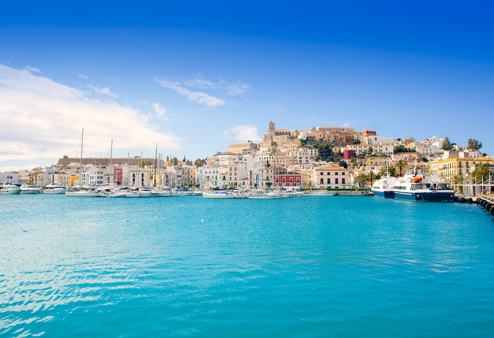 Ibiza by er den sjarmerende, trendy hovedstaden på Ibiza