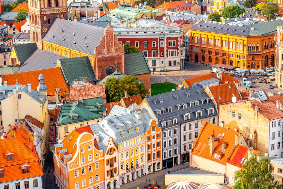 Fargerike bygninger i gamlebyen i Riga