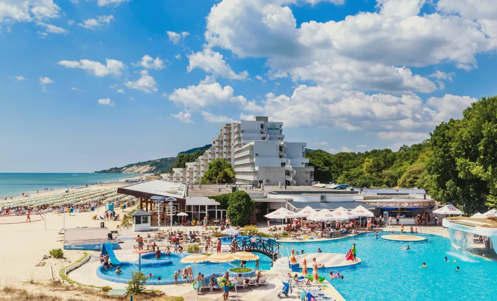 Mange hoteller ligger lige ved stranden i Albena 