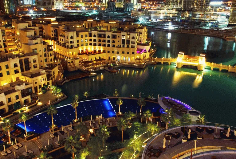Udsigten fra The Address Hotel Dubai Mall med sin store, flotte pool 