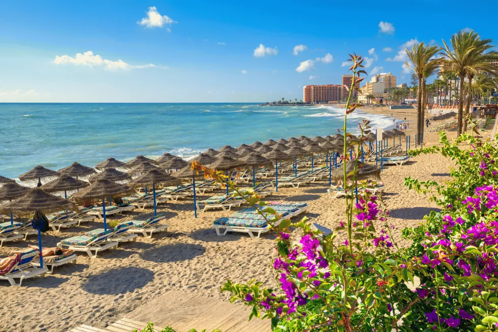 Stranden i Benalmádena har en hyggelig strandpromenade med caféer og restauranter 