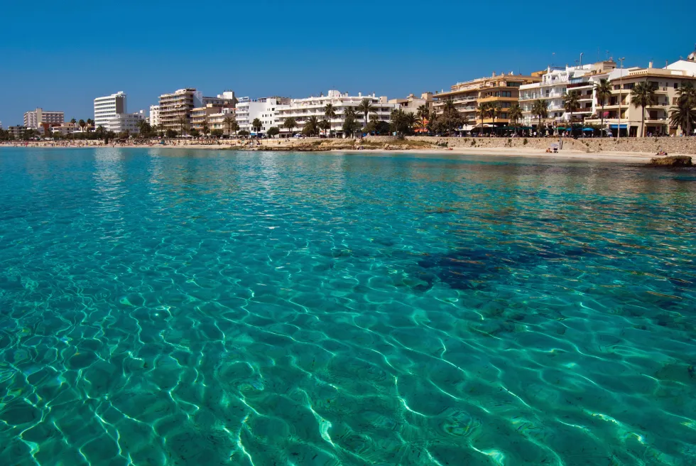 Turkisblåt vand og dejlig strand i Cala Millor 