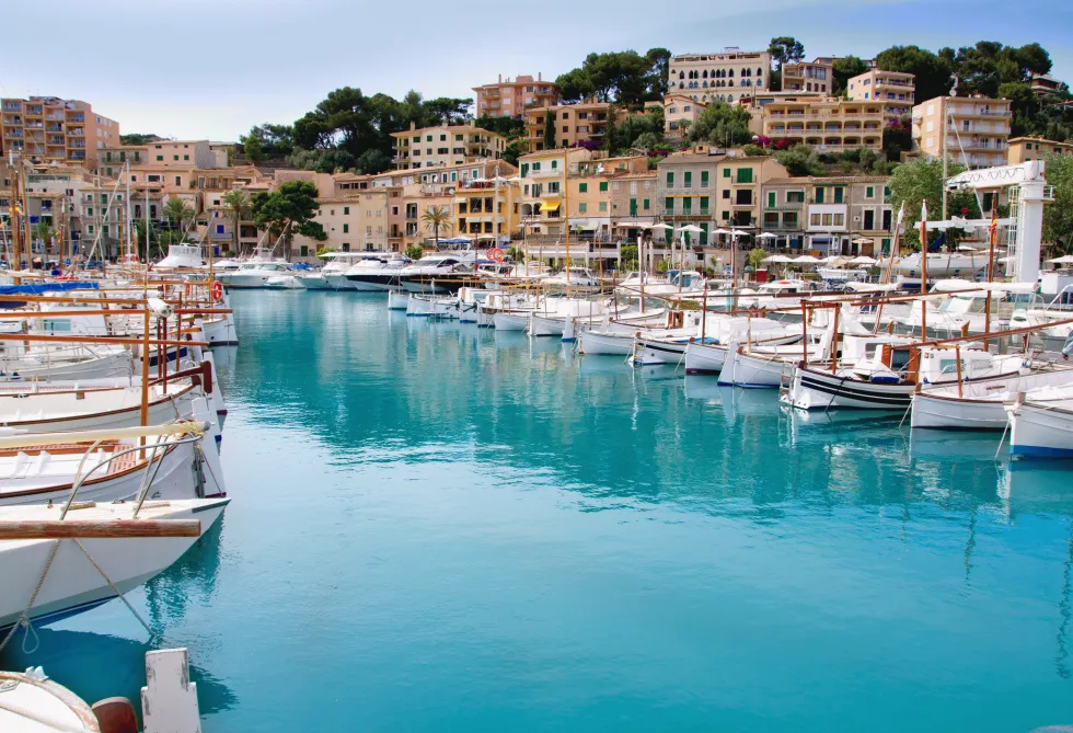 Centrum og havnen i Puerto de Soller på Mallorcas vestkyst 