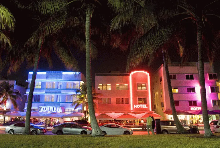 South Beach lyses op med neonlys og viser flotte biler frem om aftenen 