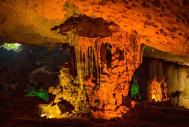 Caves of Suprises er en af de mest populære grotter i Halong Bay 